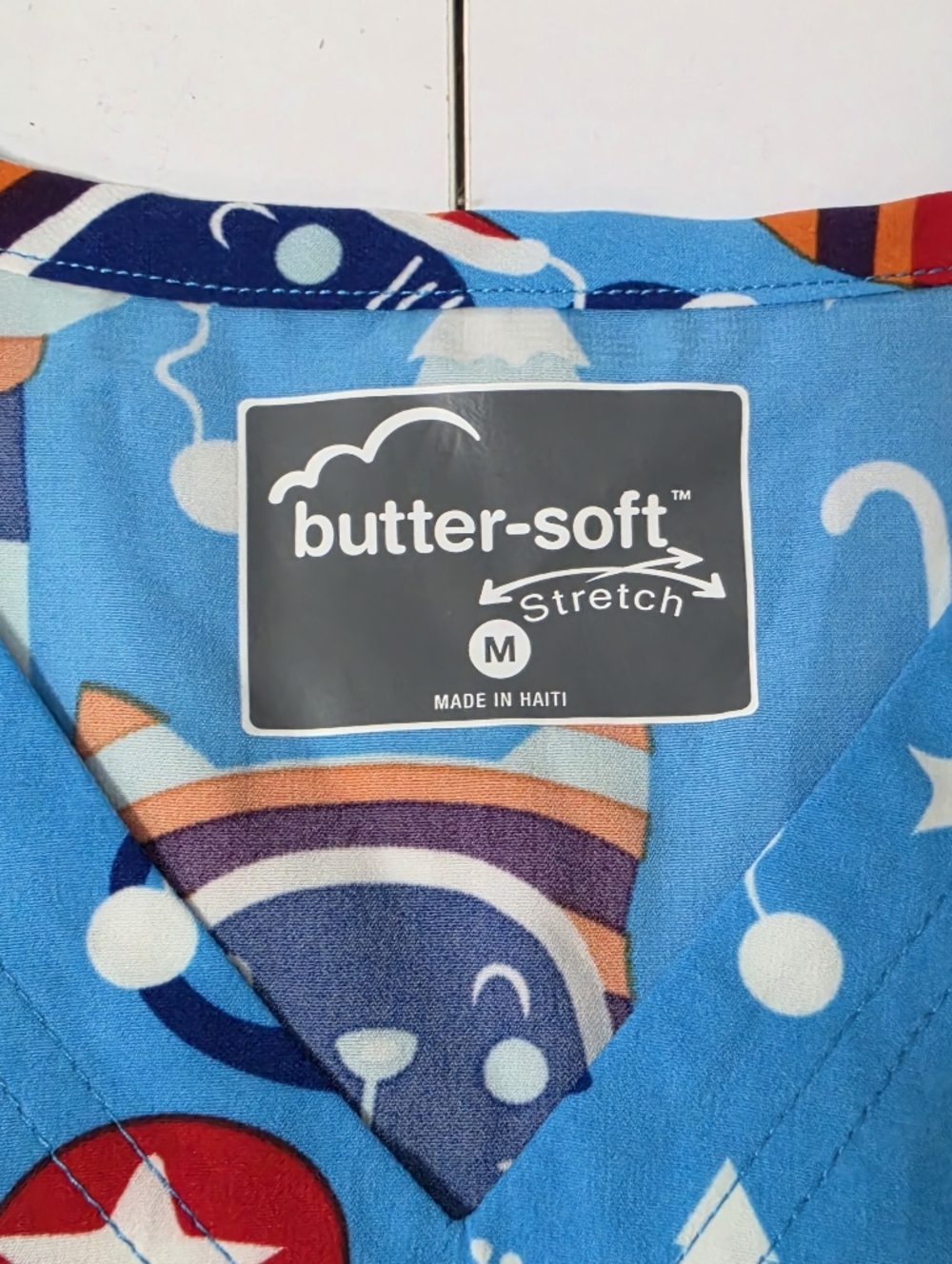 butter-soft Stretch Blue Winter Cat Print Scrub Top - Picture 2 of 3